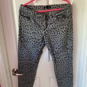 🛑 size 31 Forever 21 animal print jeans.